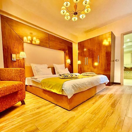 Royal Studio Apartment With A Perfect View - Yamaluxe Bucureşti Eksteriør bilde