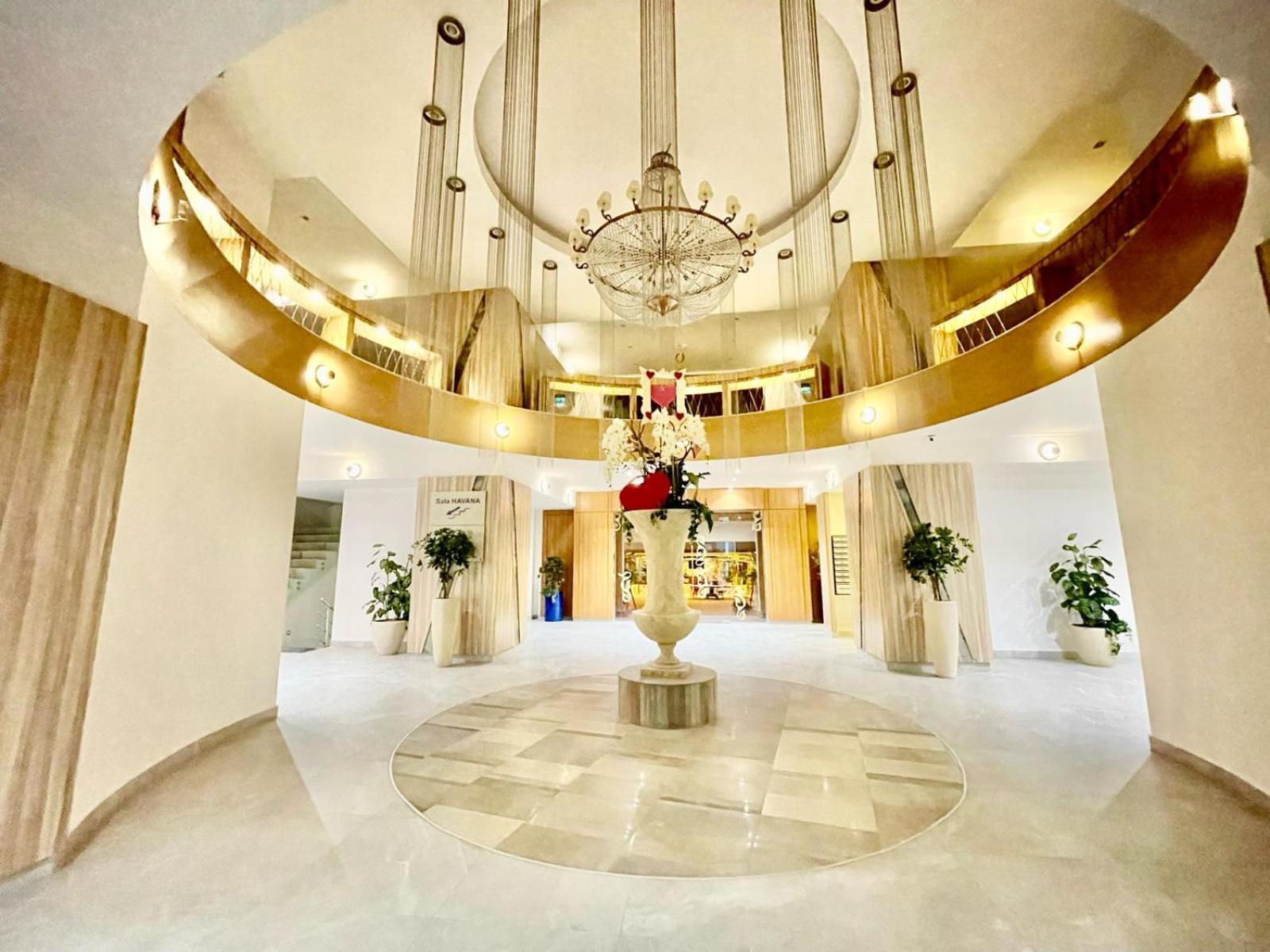 Royal Studio Apartment With A Perfect View - Yamaluxe Bucureşti Eksteriør bilde