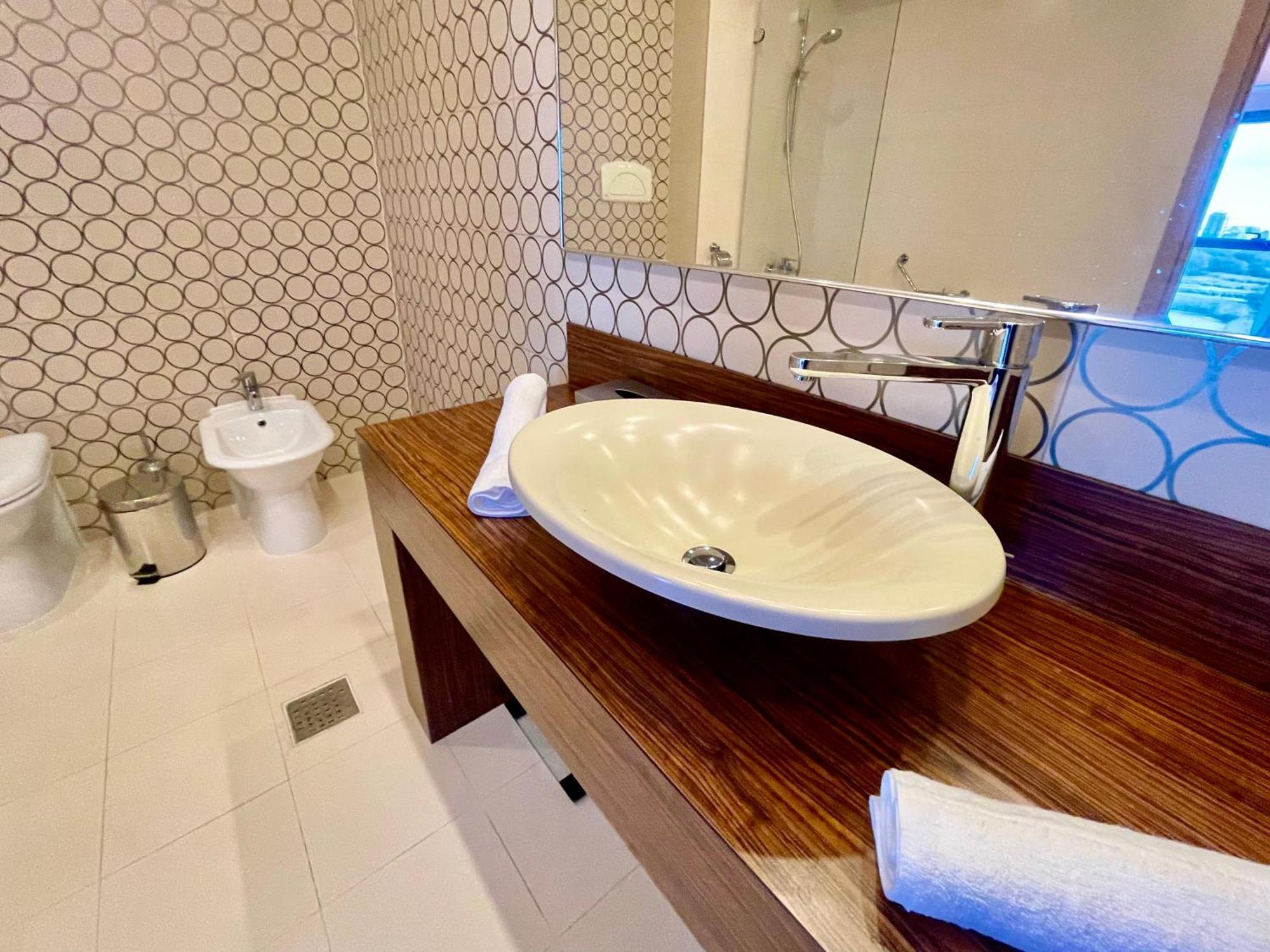 Royal Studio Apartment With A Perfect View - Yamaluxe Bucureşti Eksteriør bilde